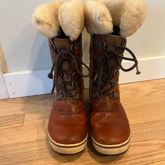 UGG Leather Tall Boot with Lambs Fur. 7M winter snow boots - Picture 3 of 15